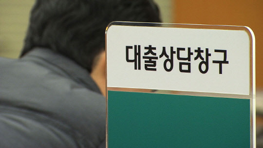 개인사업자에 대한 은행권 대출 문턱이 낮아지면서 빚으로 버티는 자영업자 비율이 더 늘어날 가능성이 제기된다.(연합뉴스)